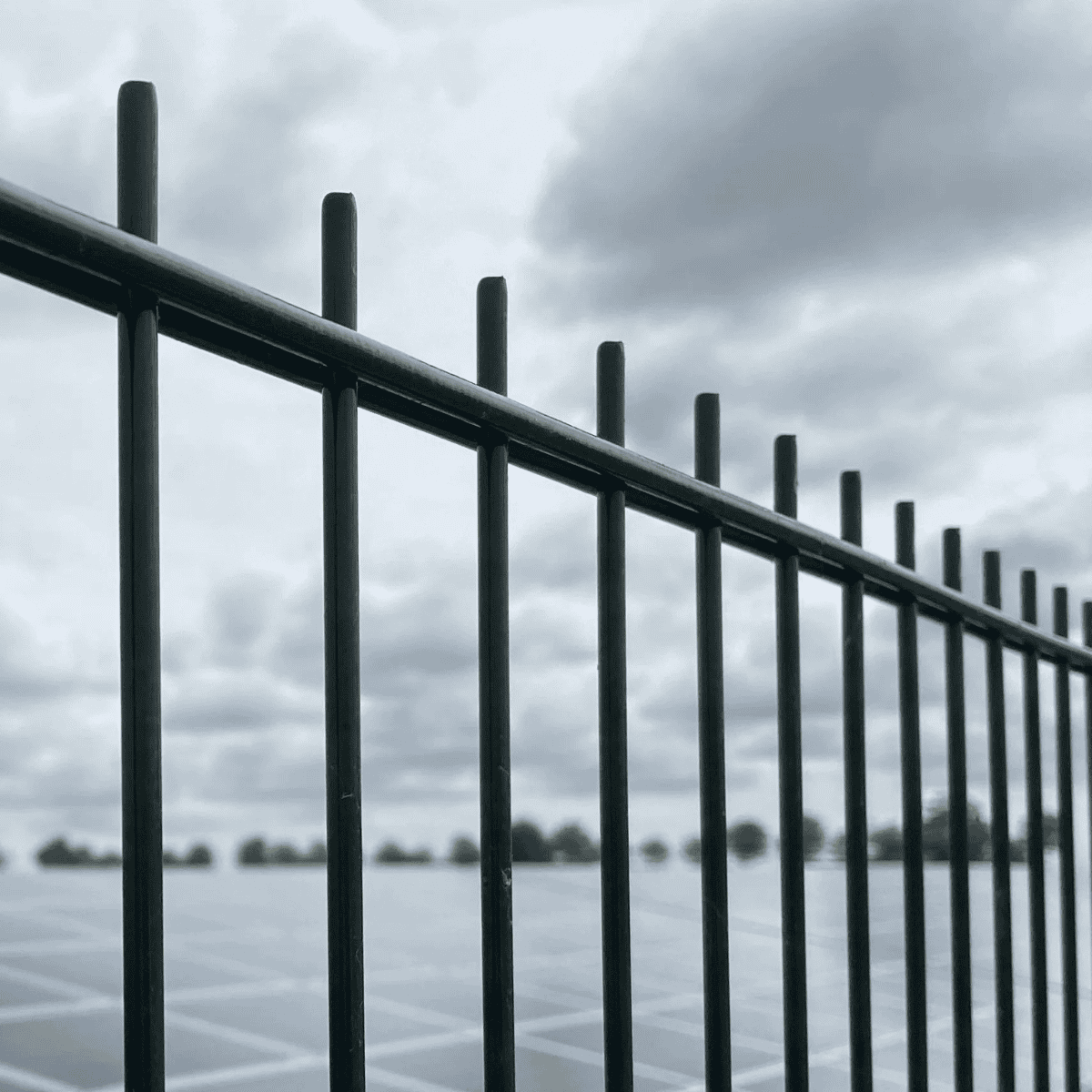 Sicherer Zaun aus Doppelstabmatten, langlebig und wetterbeständig, ideal für Privat- und Gewerbegrun.