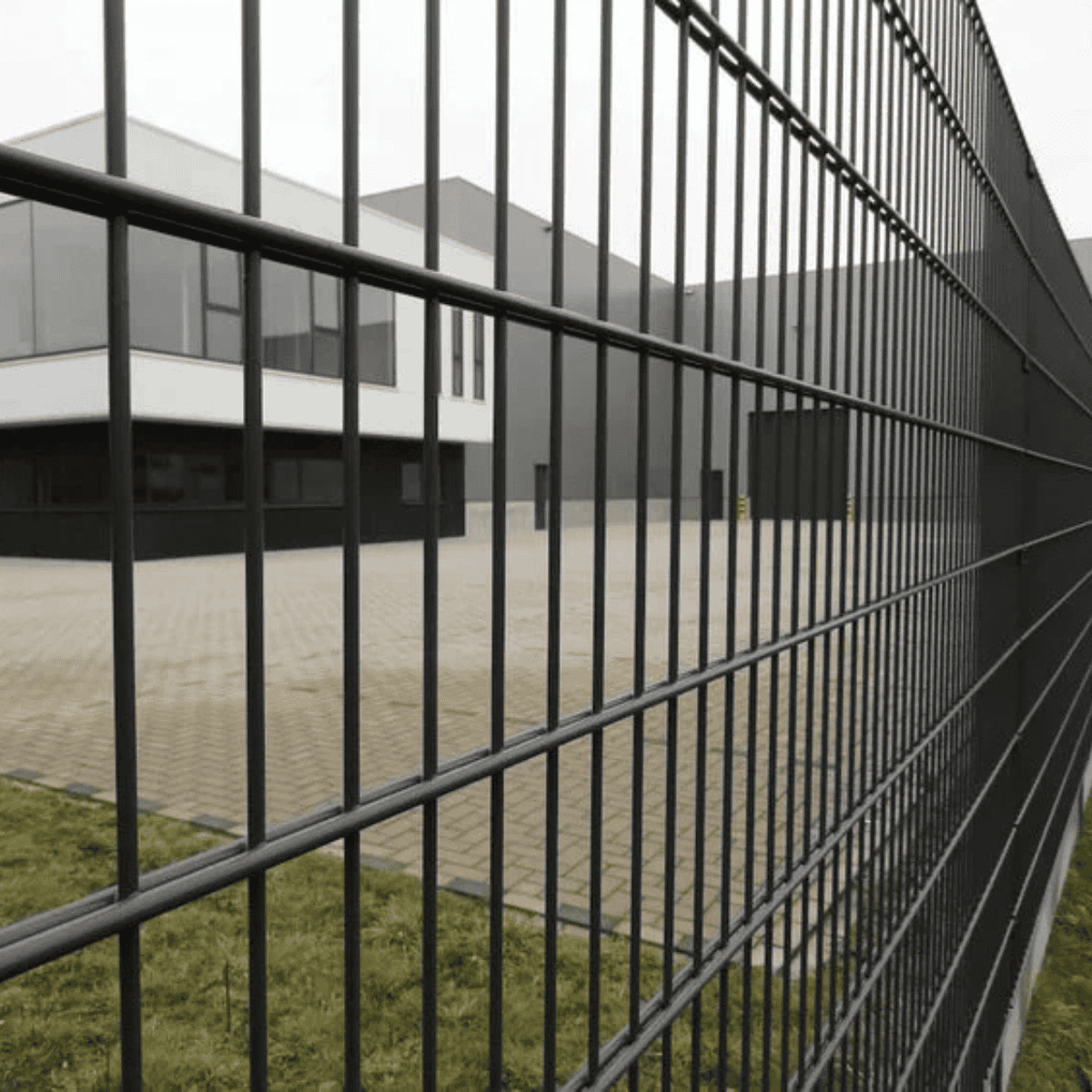 Robuste Doppelstabmatte 6/5/6 mm für sicheren Zaunbau.