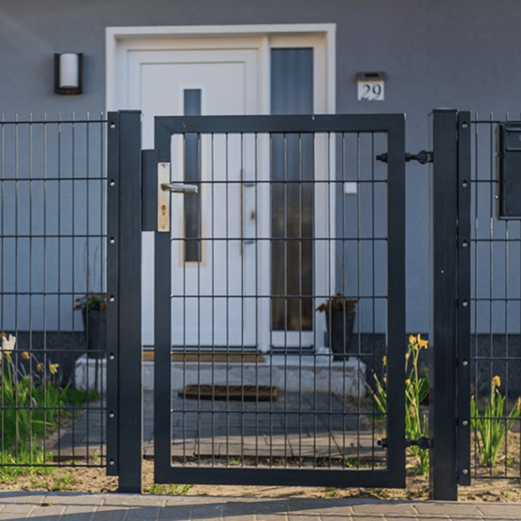 Moderner Gartentor mit Zaun aus Metall vor Haus.